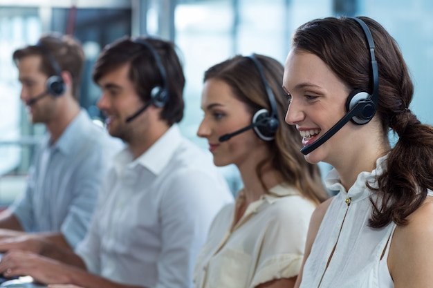 Ejecutivos de negocios con auriculares usando en la oficina