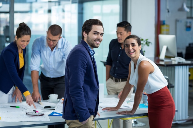 Ejecutivos de negocios discutiendo durante la reunión en la oficina