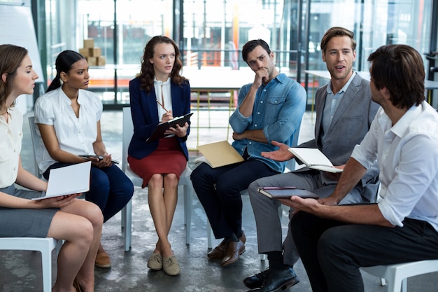 Ejecutivos de negocios discutiendo durante la reunión