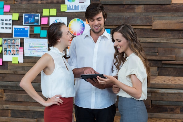 Foto ejecutivos de negocios discutiendo sobre tableta digital