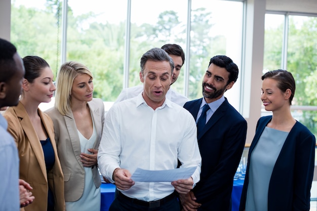 Foto ejecutivos de negocios mirando informe