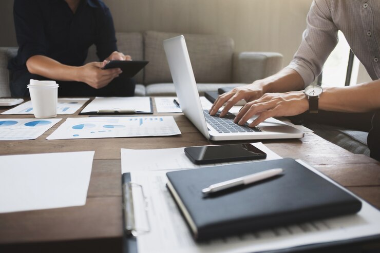 Ejecutivos de negocios que analizan el papel de datos de valoración y el recurso digital