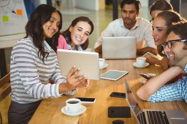 Ejecutivos de negocios que usan tableta digital durante la reunión