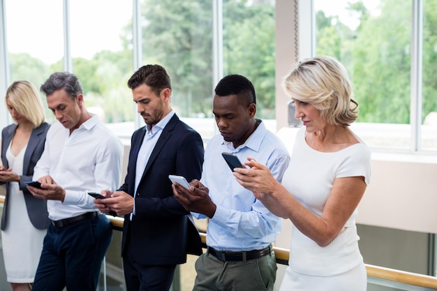 Ejecutivos de negocios que usan tableta digital y teléfono móvil