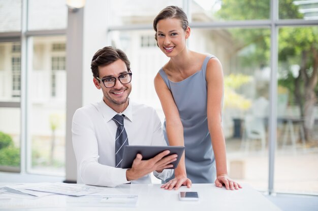 Ejecutivos de negocios con tableta digital en el centro de conferencias