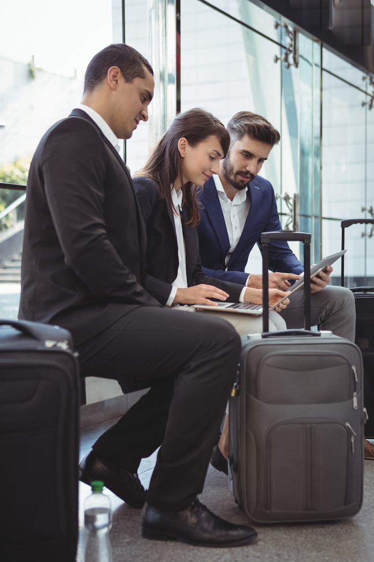 Foto ejecutivos de negocios usando laptop en plataforma