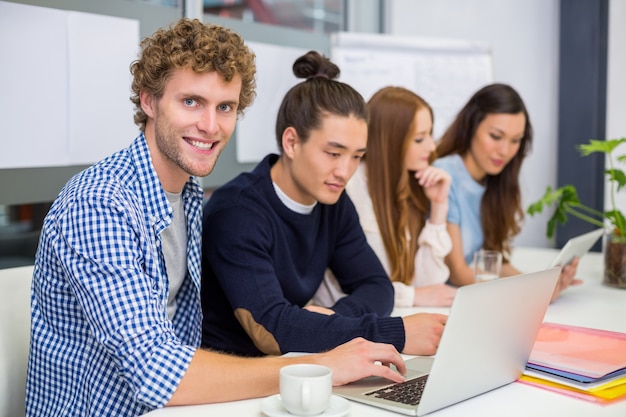 Ejecutivos que trabajan en la oficina