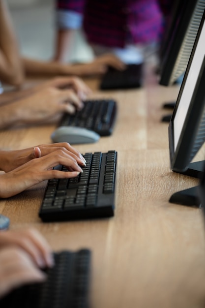 Ejecutivos de servicio al cliente escribiendo en sus teclados en la oficina