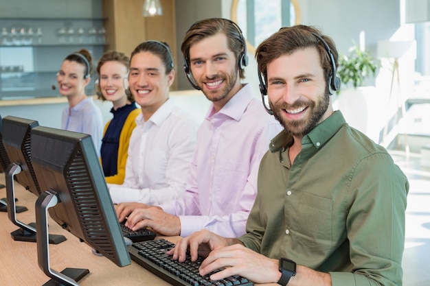 Ejecutivos de servicio al cliente que trabajan en call center