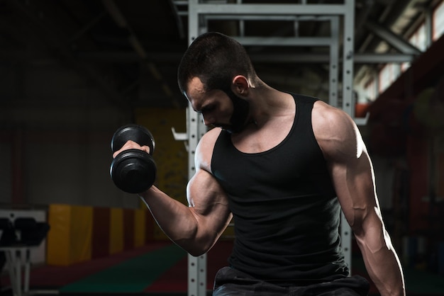 Ejercicio de bíceps en un gimnasio