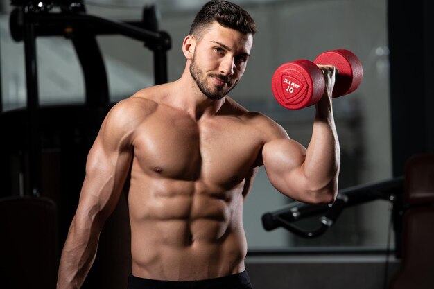 Ejercicio de bíceps con mancuernas en un gimnasio