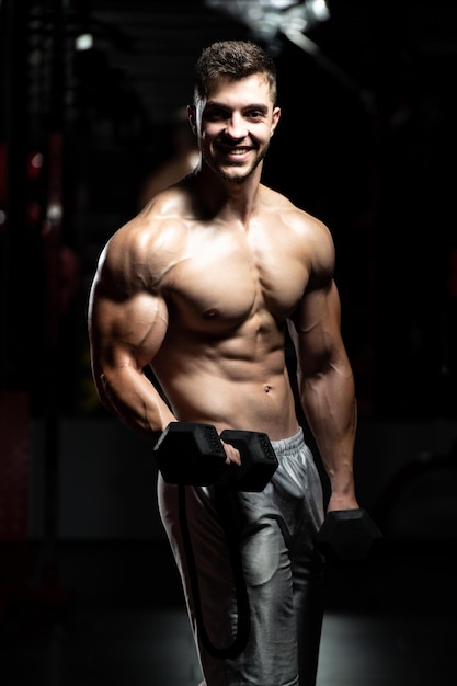 Ejercicio de bíceps con mancuernas en un gimnasio