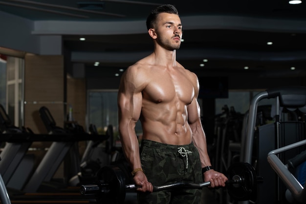 Ejercicio de bíceps con mancuernas en un gimnasio