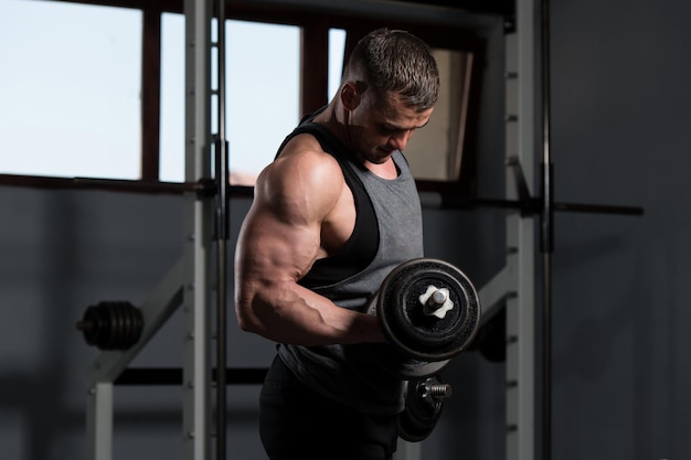 Ejercicio de bíceps con mancuernas en un gimnasio