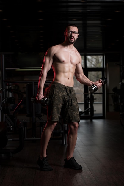 Ejercicio de bíceps con mancuernas en un gimnasio