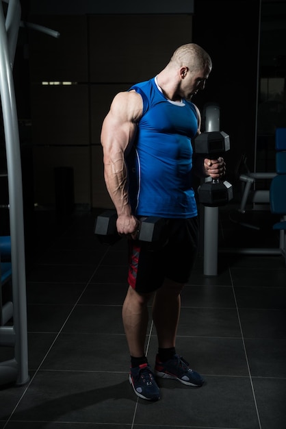 Ejercicio de bíceps con mancuernas en un gimnasio