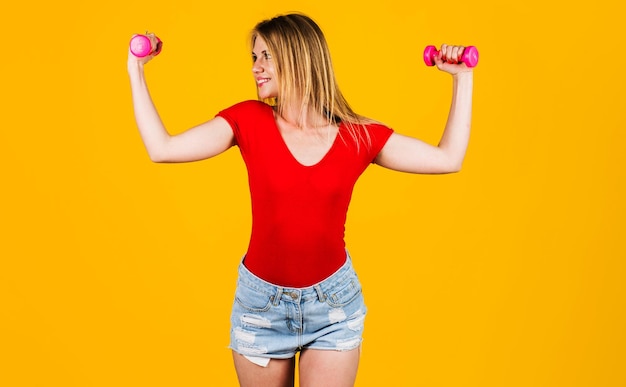 Ejercicio para brazos chica deportiva con pesas fitness mujer trabajando fuerza y motivación