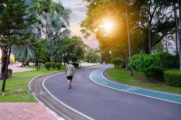 Ejercicio de caminata para personas mayores en el parque, en un sendero para caminar en el parque a la luz de la noche.