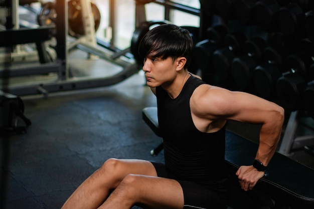 Foto ejercicio para construir músculo con cardio y una dieta disciplinada y un buen estilo de vida