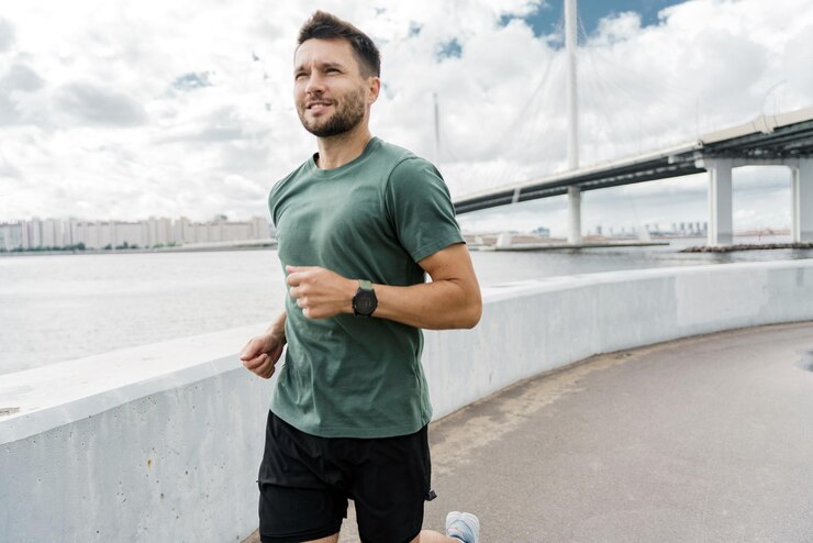 Foto el ejercicio del corredor es resistente el entrenador es un deportista con ropa deportiva entrenando corriendo motivación