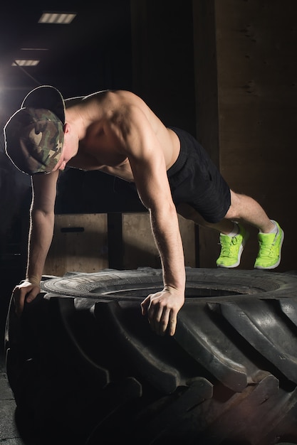 Ejercicio de empuje hacia arriba en el entrenamiento de fitness