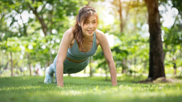 Ejercicio de entrenamiento femenino Healty Young antes de correr o una sesión de entrenamiento físico en City Park