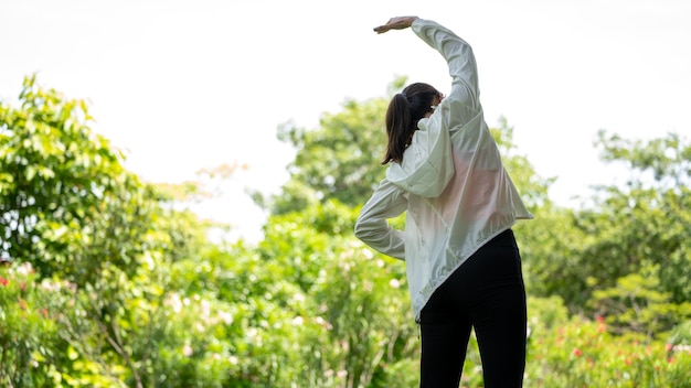 Ejercicio de entrenamiento femenino Healty Young antes de correr o una sesión de entrenamiento físico en City Park