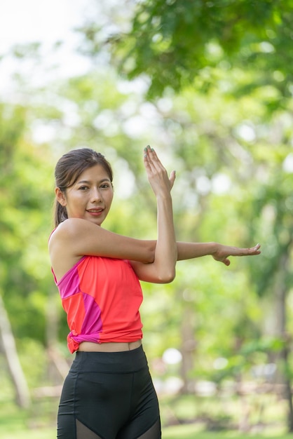 Ejercicio de entrenamiento femenino Healty Young antes de correr o una sesión de entrenamiento físico en City Park