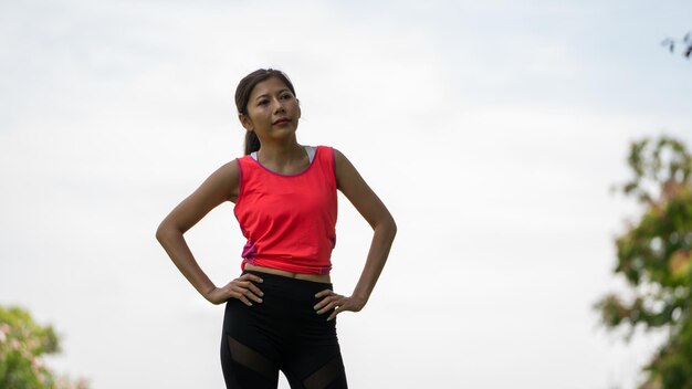 Ejercicio de entrenamiento femenino Healty Young antes de correr o una sesión de entrenamiento físico en City Park