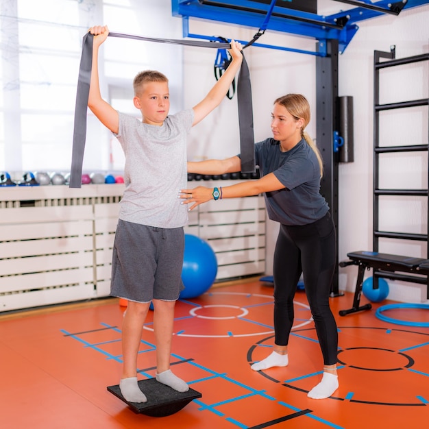 Ejercicio de equilibrio para niños con discos de equilibrio