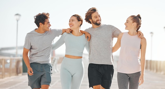 Ejercicio físico y amigos o socios de responsabilidad juntos por el bienestar y la salud mientras caminan juntos afuera Hombres y mujeres felices en una cita doble para correr o entrenar para mantenerse en forma y activos
