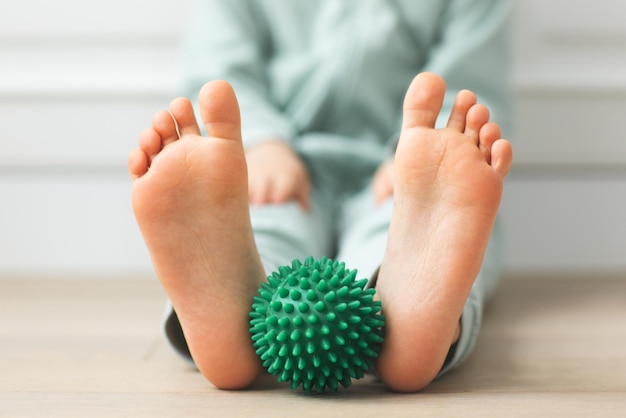 Ejercicio de fisioterapia con bolas de masaje de alivio sensaciones táctiles colores verdes de la naturaleza pies descalzos