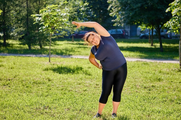 Ejercicio de flexión lateral por una mujer blanca madura obesa