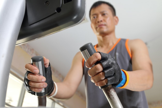 Ejercicio en el gimnasio, hombre caminando en cinta.