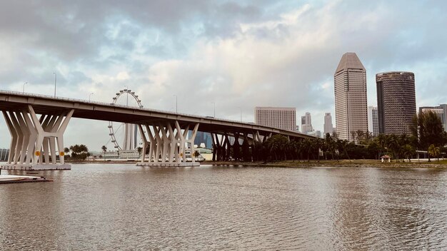 Foto ejercicio matutino caminando por el lado de la ciudad del embalse