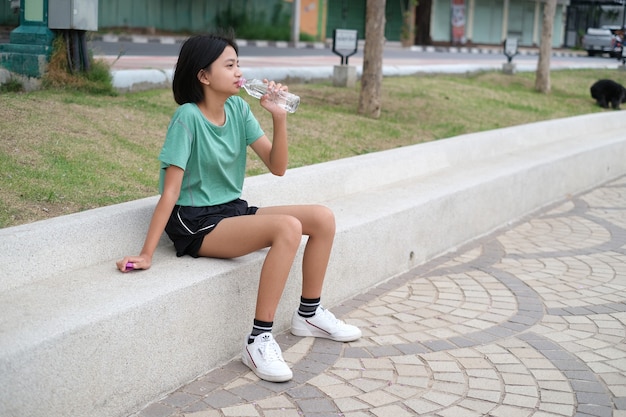 Ejercicio de la muchacha asiática joven en el parque de la salud.