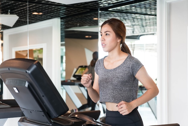 Ejercicio de mujer asiática en el gimnasio