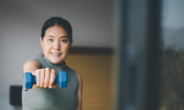 Ejercicio de mujer asiática con levantamiento de pesas en casa Entrenamiento personal Ejercicios de planes de rutina