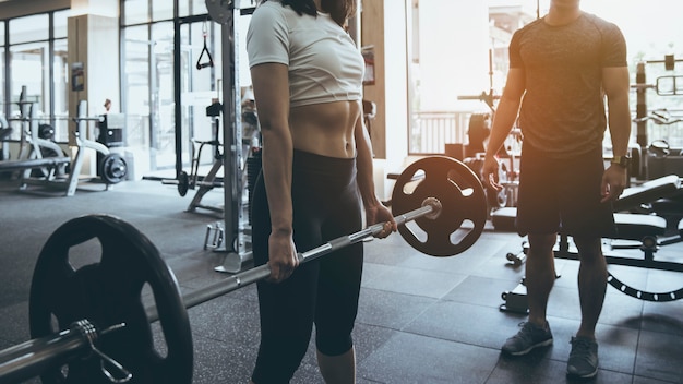 Ejercicio de la mujer en el gimnasio