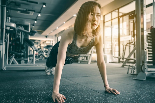 Ejercicio de la mujer en el gimnasio