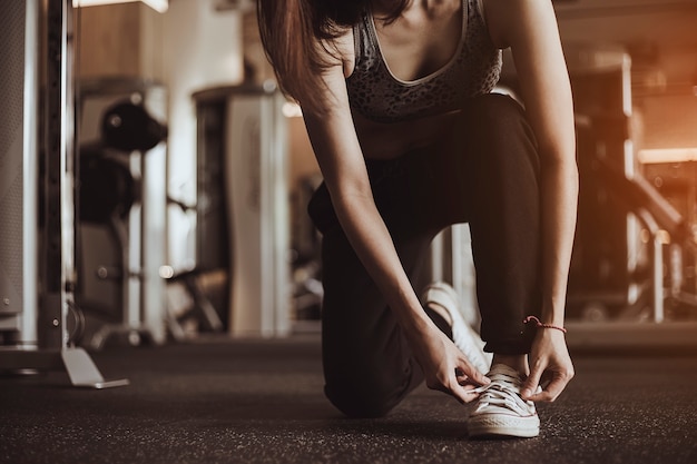 Ejercicio de la mujer en el gimnasio