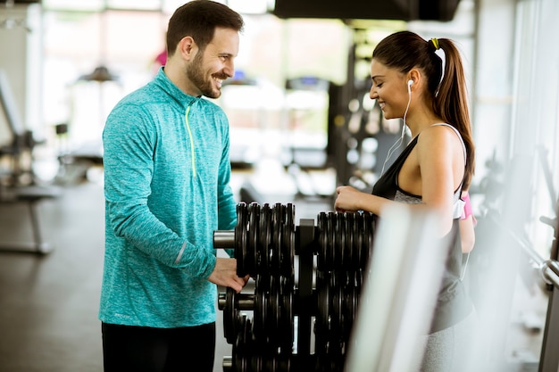 Ejercicio de mujer en un gimnasio