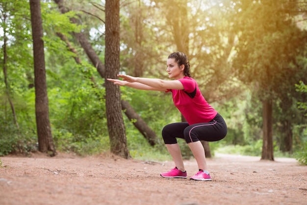 Ejercicio de mujer joven en el área boscosa del bosque Concepto de estilo de vida saludable Fitness