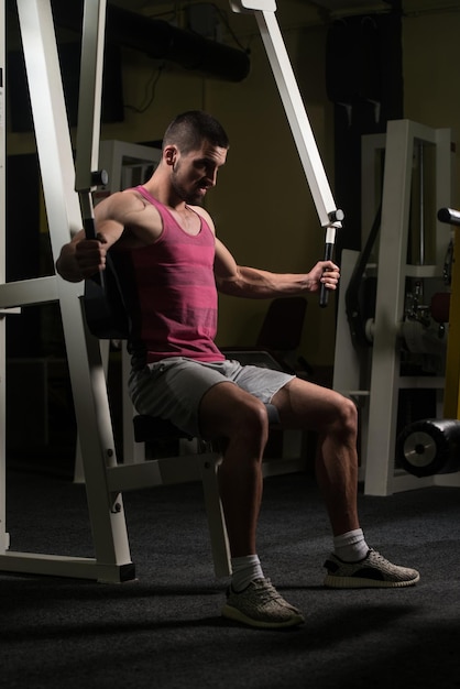 Ejercicio de pecho en máquina en gimnasio