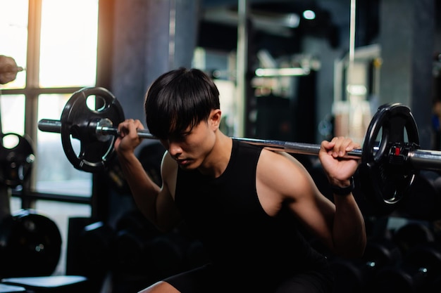 Ejercicio con pesas Levantar pesas para construir músculos fuertes en los brazos una actividad para un buen estado físico