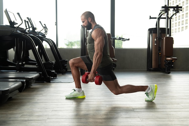 Ejercicio de piernas con mancuernas en un gimnasio