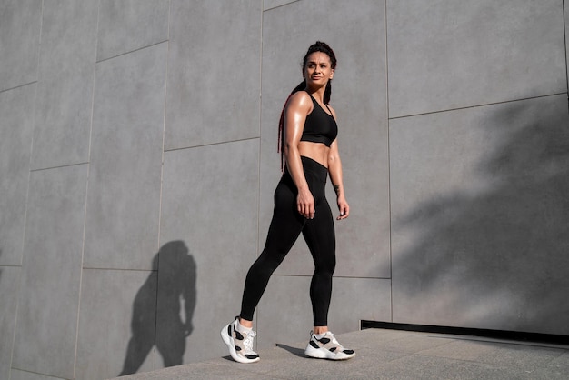 Ejercicio de retrato de fitness y mujer feliz en el gimnasio para un entrenamiento de entrenamiento y motivación corporal en el club de salud Cara de deportista o atleta feliz por el progreso del rendimiento y un estilo de vida saludable