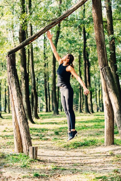 Ejercicio en el sendero de fitness