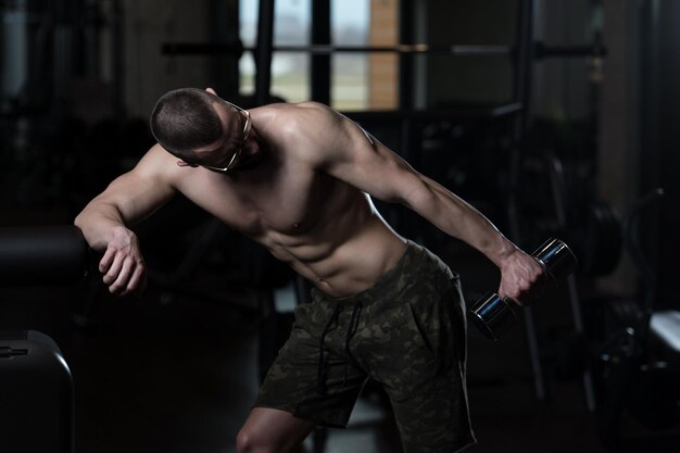 Ejercicio de tríceps con mancuernas en un gimnasio