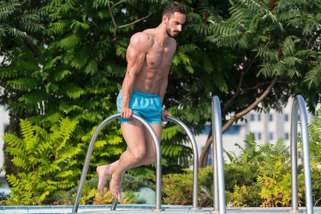 Ejercicio de tríceps en la piscina